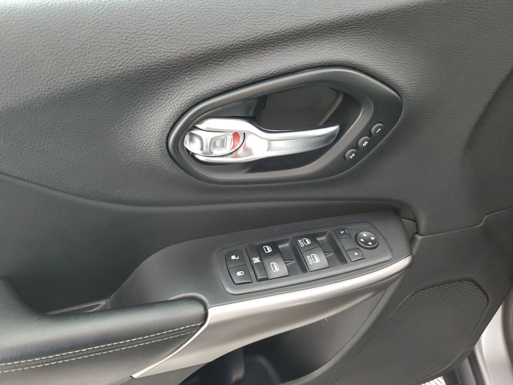 2020 Jeep Cherokee Limited photo 26