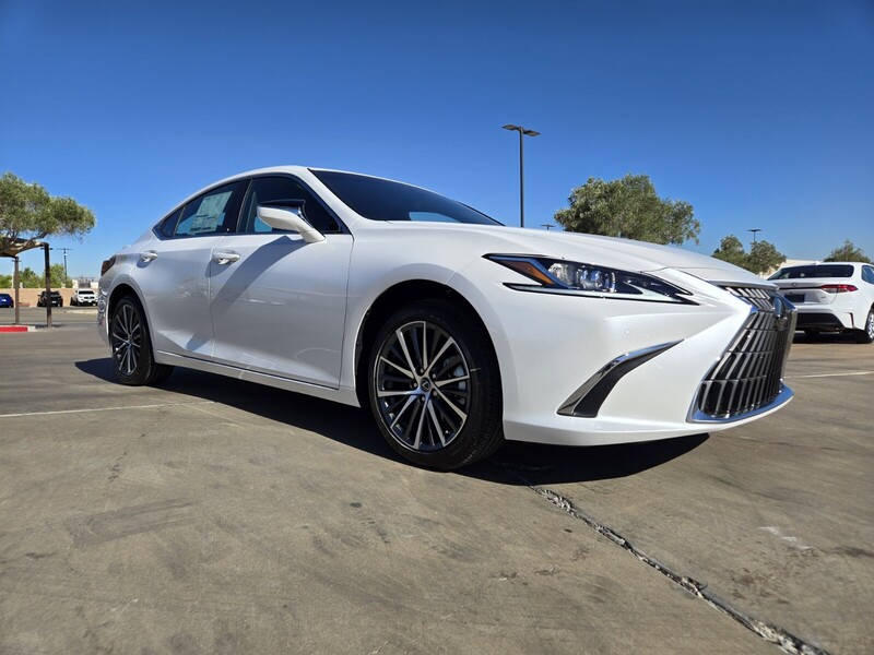 2025 Lexus ES 300h photo 2