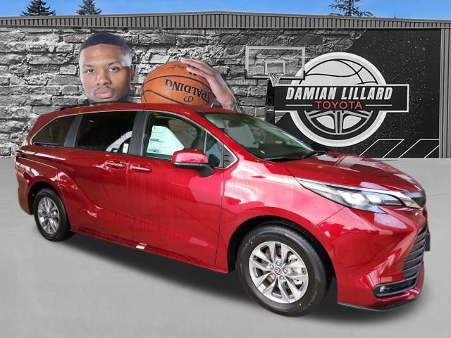 2026 Toyota Sienna XLE's photo