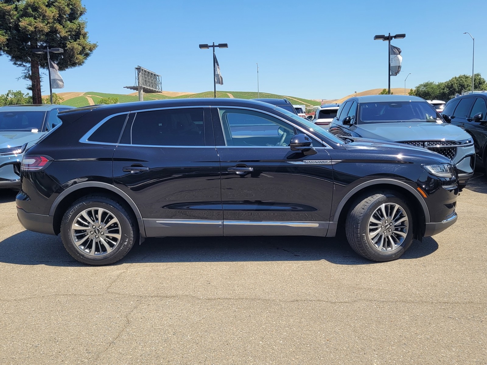 2022 Lincoln Nautilus Standard photo 3