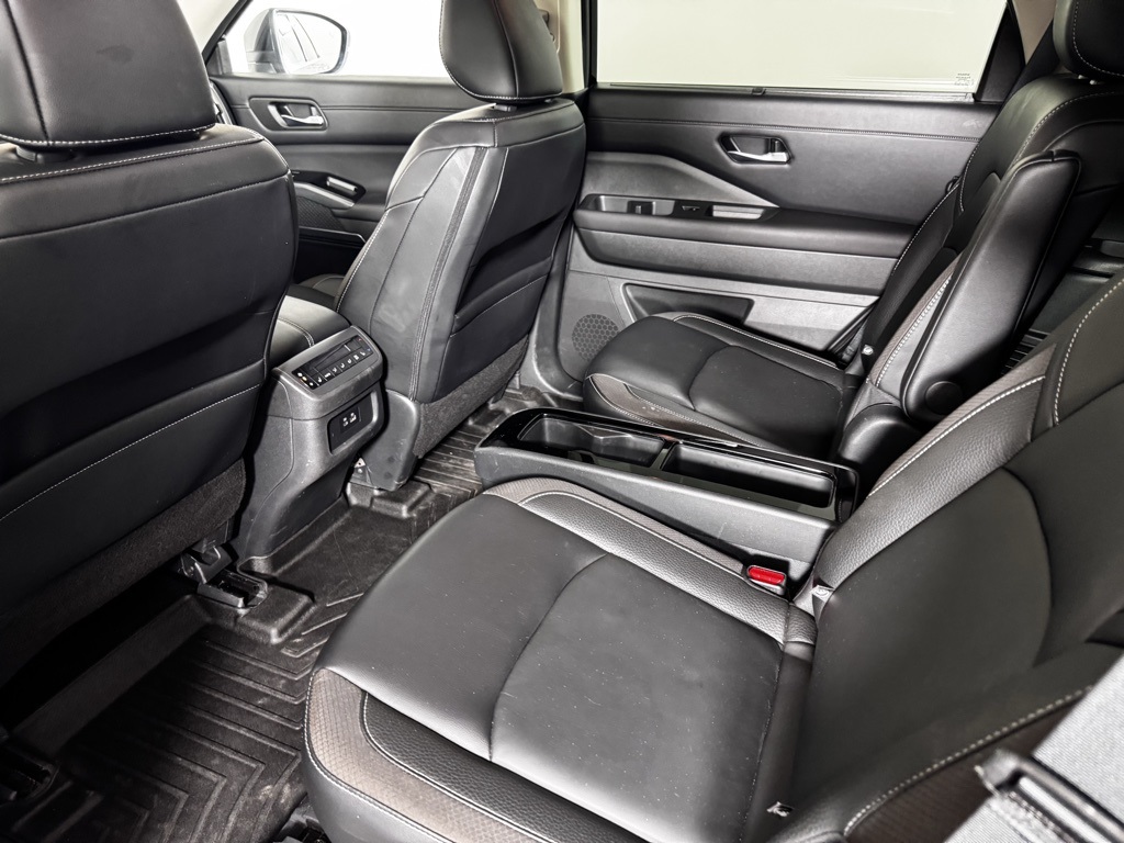 2023 Nissan Pathfinder SL photo 14