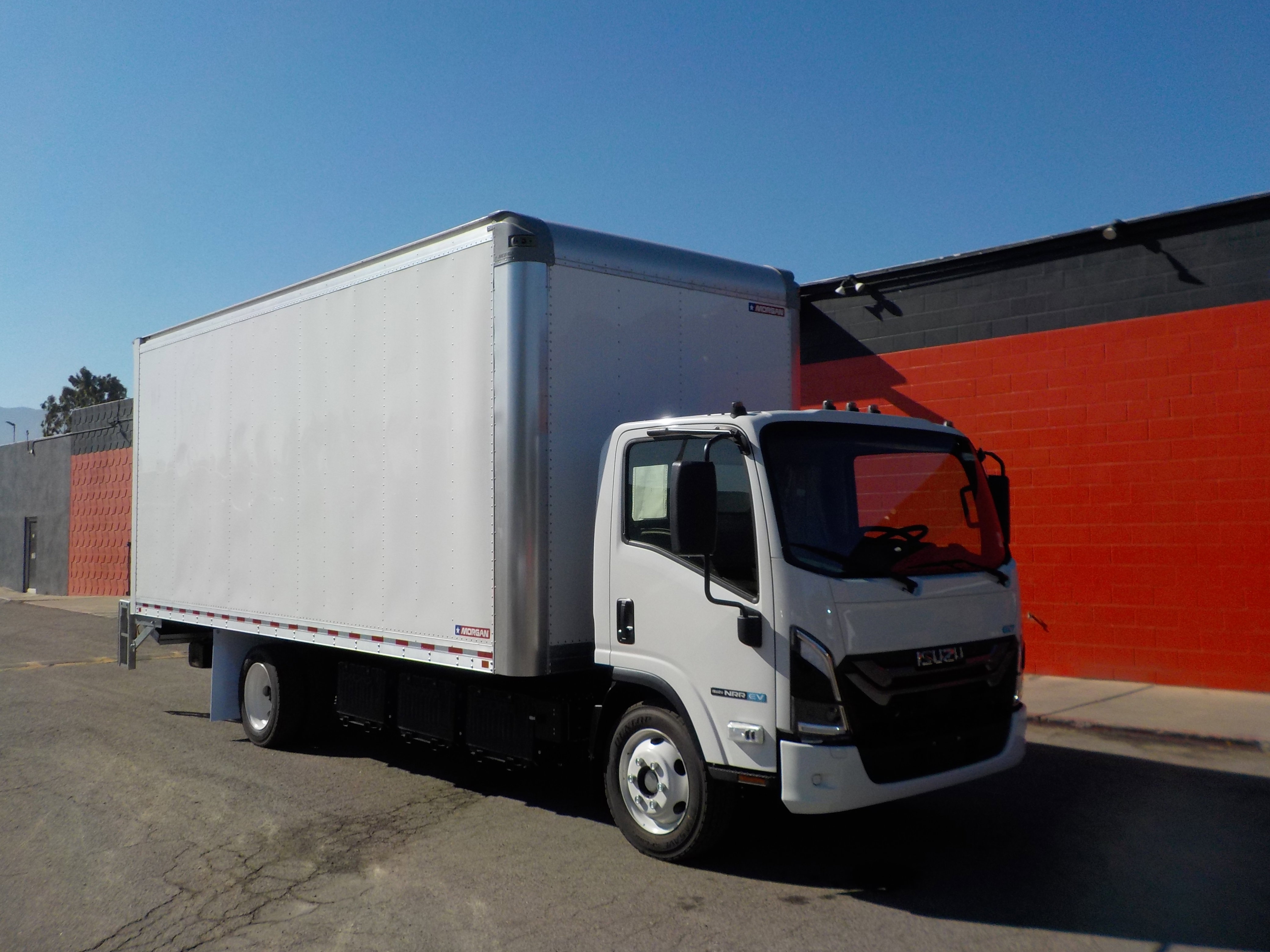 2025 Isuzu NRR photo 4