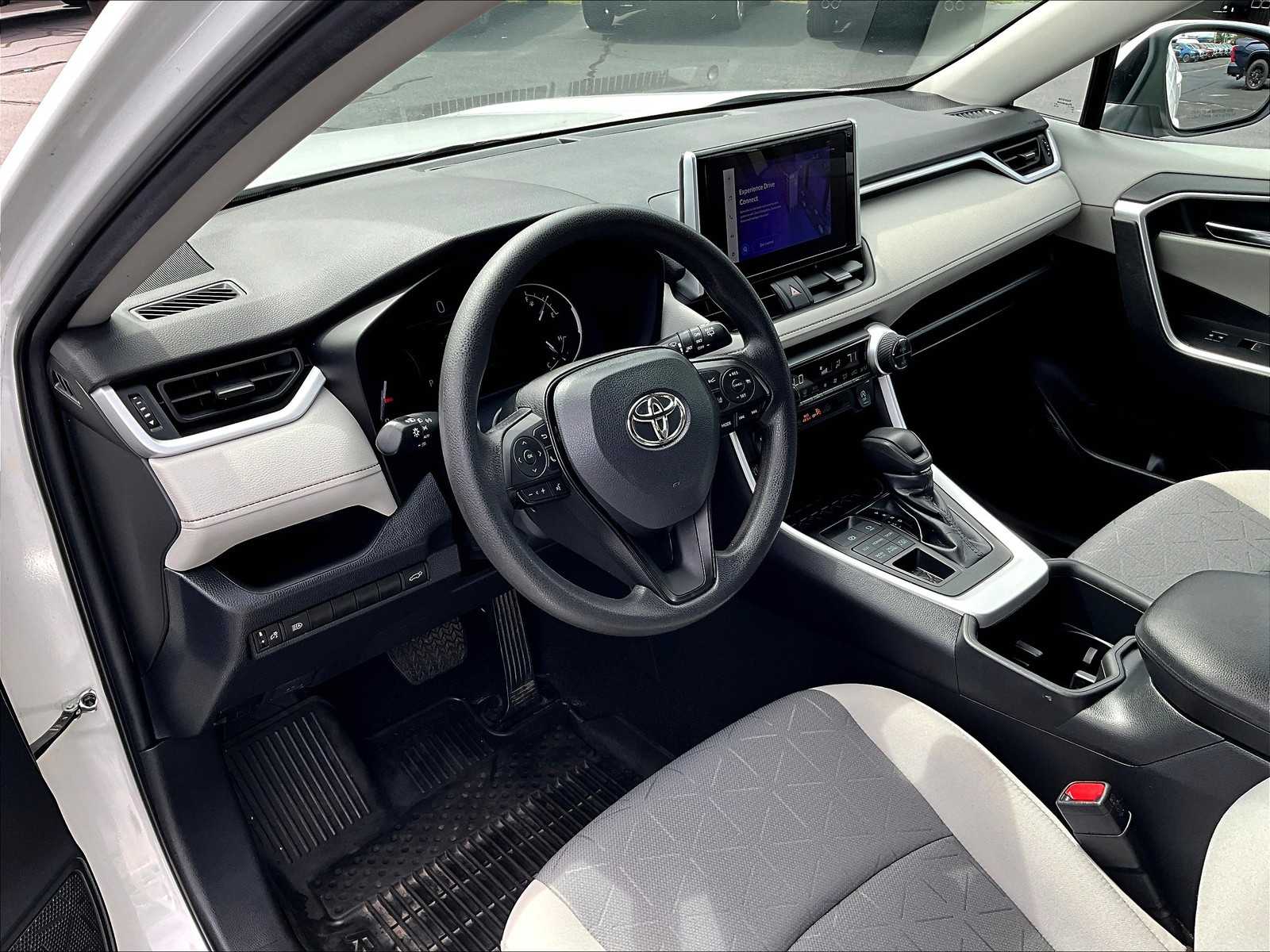 2023 Toyota RAV4 XLE photo 8