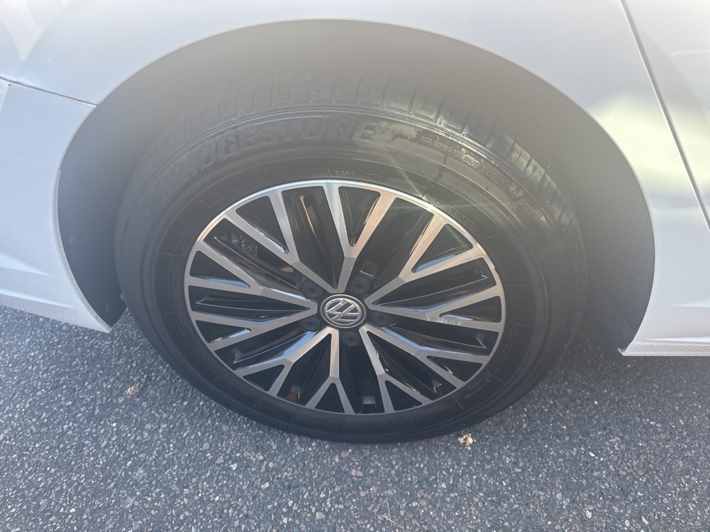 2021 Volkswagen Jetta SE R-Line photo 2