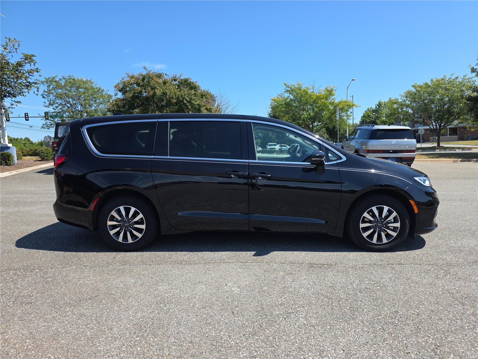 2024 Chrysler Pacifica Hybrid photo 3