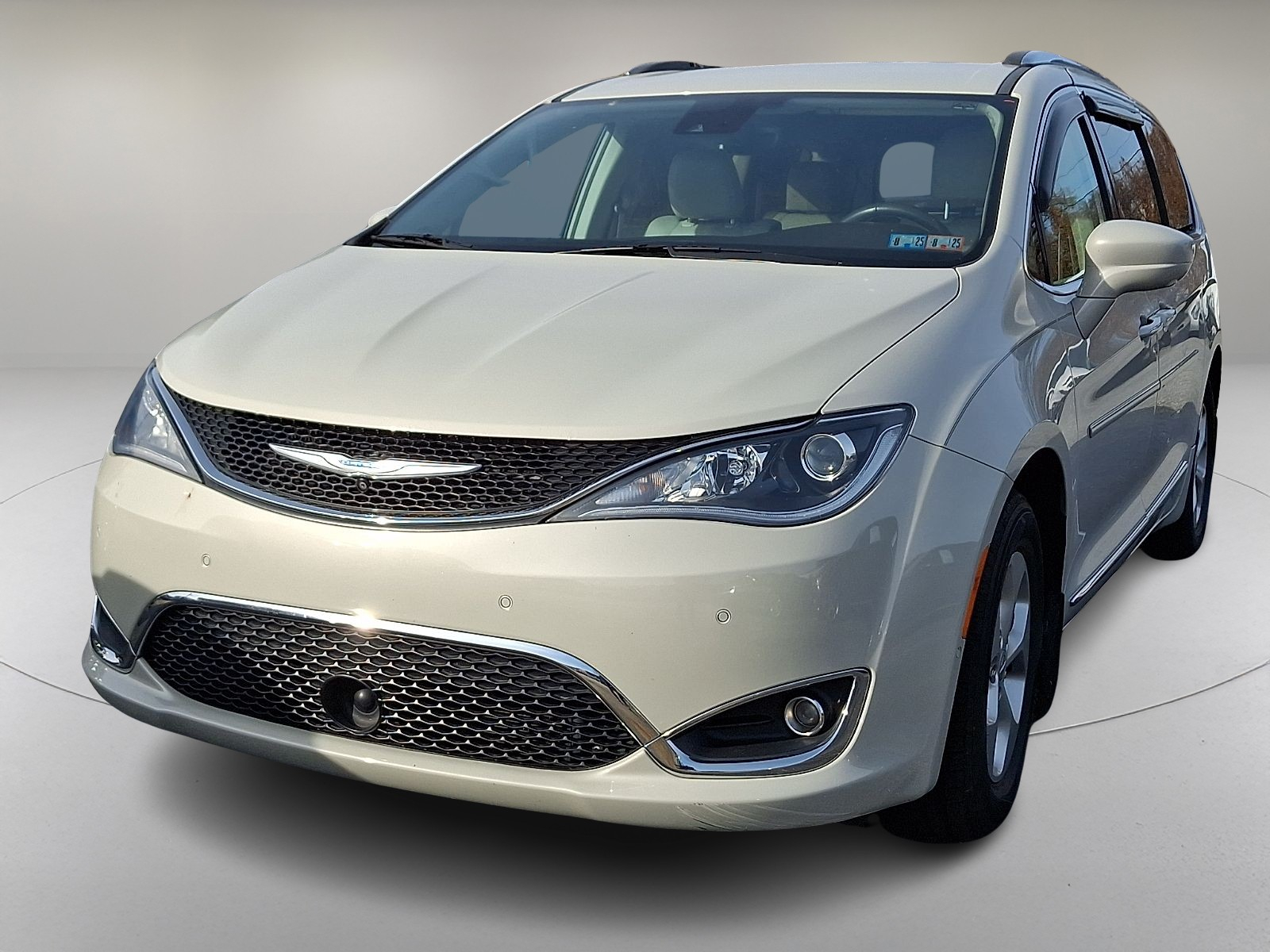 2017 Chrysler Pacifica Touring Plus photo 3