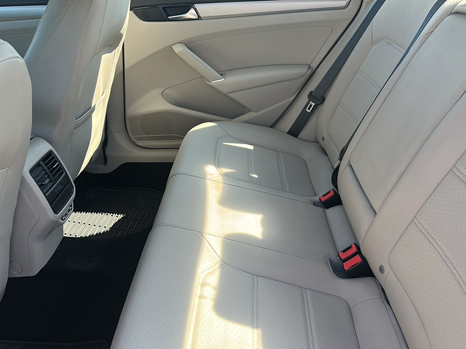 2022 Volkswagen Passat 2.0T SE photo 7