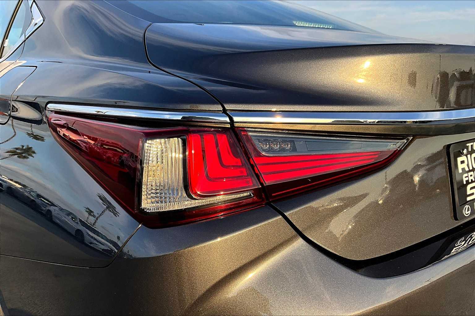 2025 Lexus ES 350 - Photo 12