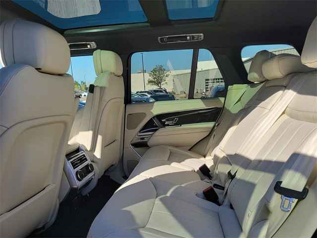 2025 Land Rover Range Rover SE photo 13