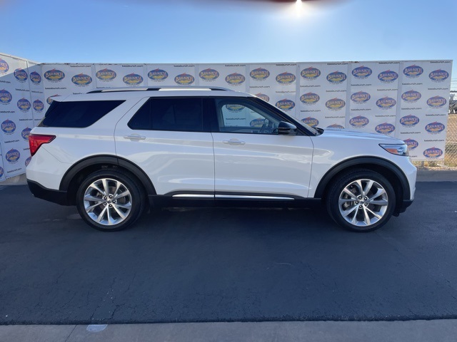2022 Ford Explorer Platinum's photo