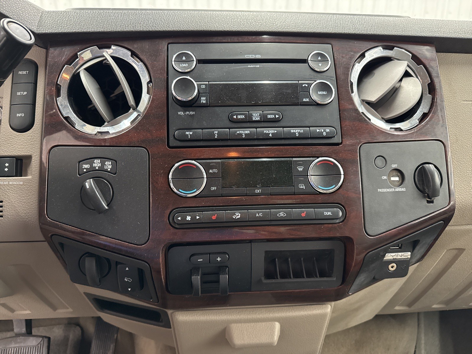 2010 Ford F-250 Lariat photo 13