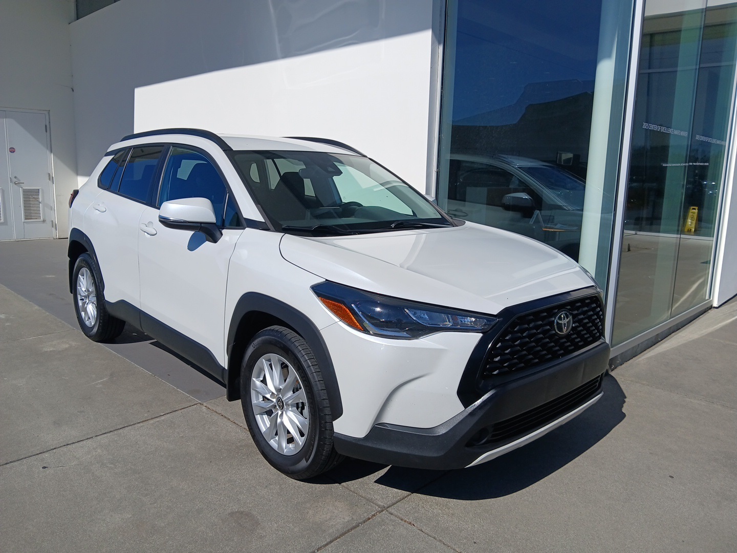 2022 Toyota Corolla Cross LE's photo