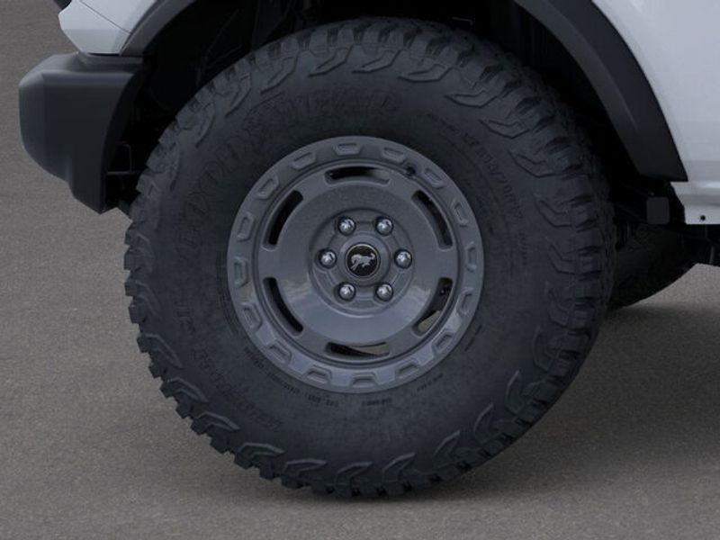 2025 Ford Bronco Base photo 21