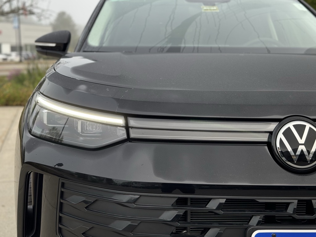 2025 Volkswagen Tiguan SE photo 2