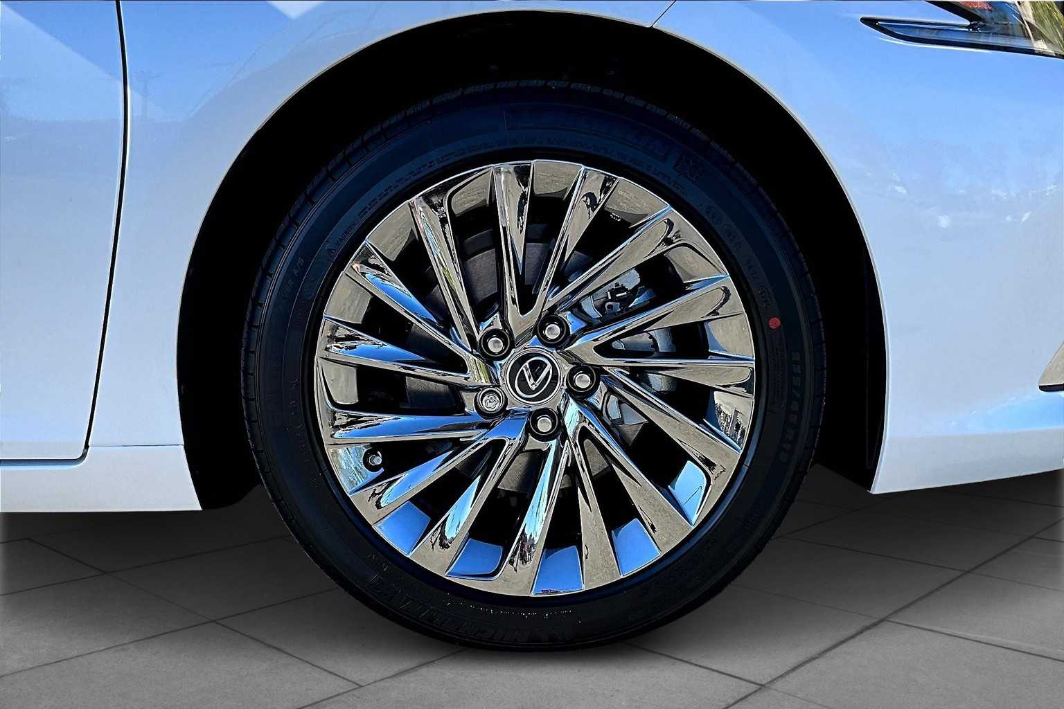 2025 Lexus ES 300h Luxury photo 8