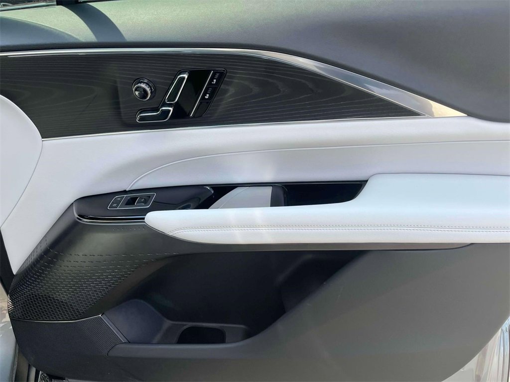 2024 Cadillac Lyriq Luxury photo 17