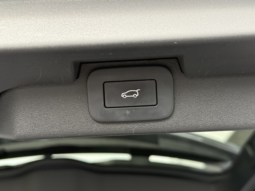 2023 Land Rover Discovery S R-Dynamic photo 11