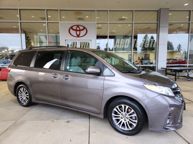 2019 Toyota Sienna XLE Premium's photo