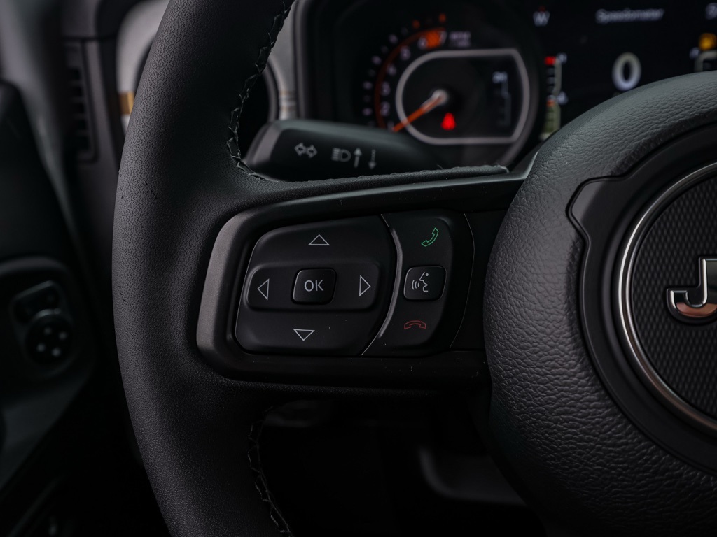 New 2026 Bright White Clear-Coat Exterior Paint Jeep Sport S image 25