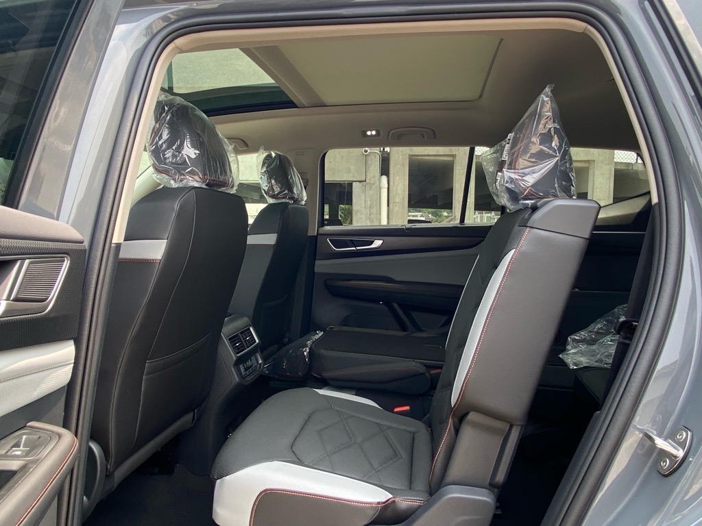 2025 Volkswagen Atlas Peak Edition SE photo 9