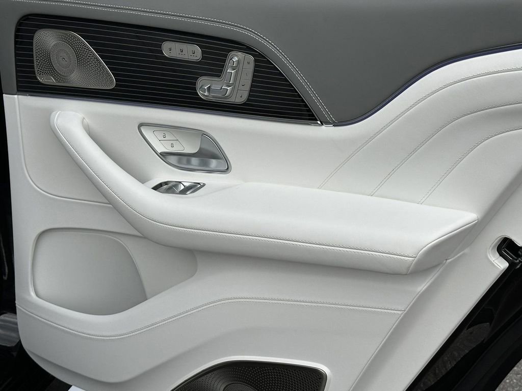 2025 Mercedes Benz GLS Maybach 600 4MATIC photo 19