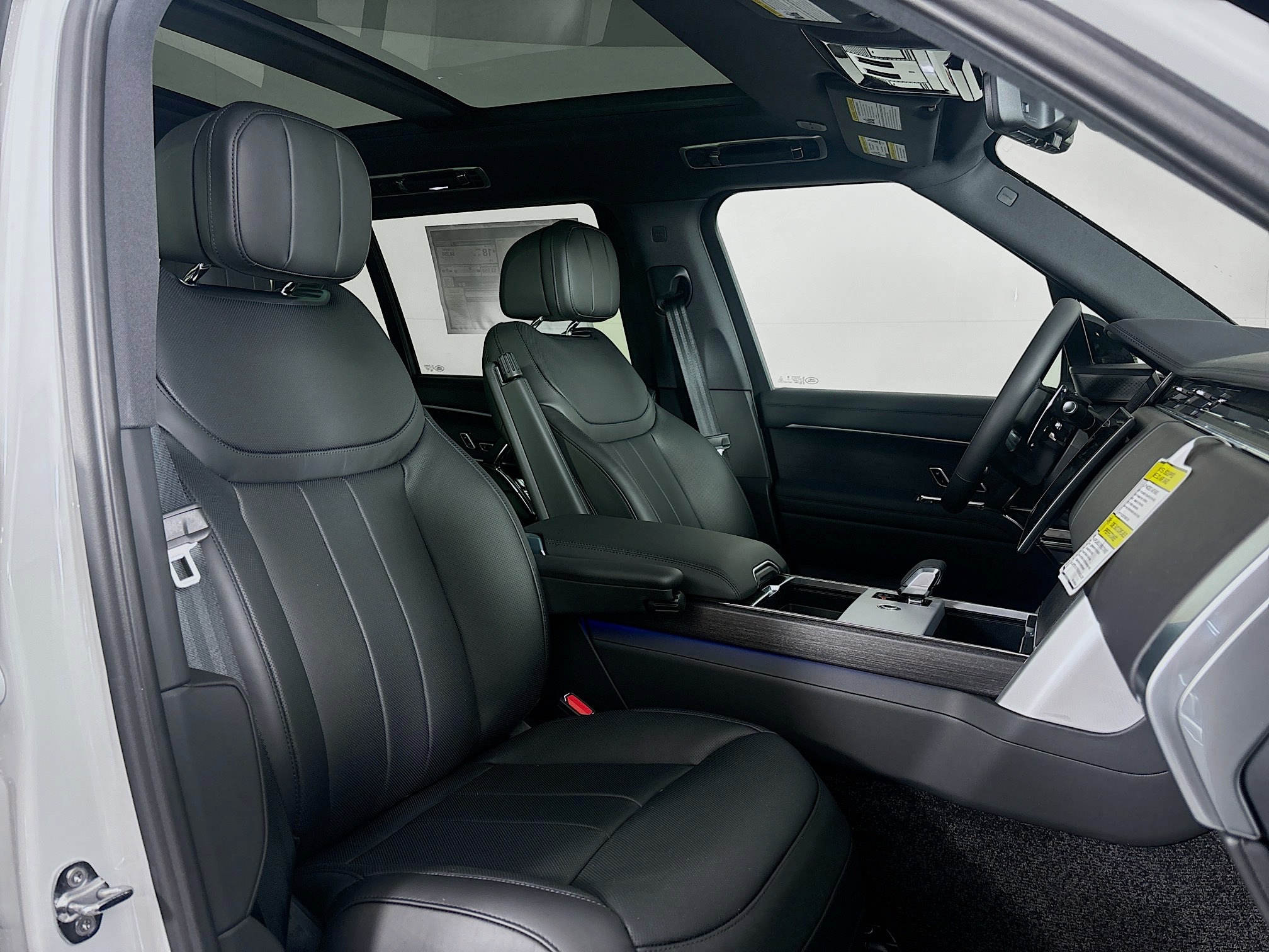2025 Land Rover Range Rover SE photo 24