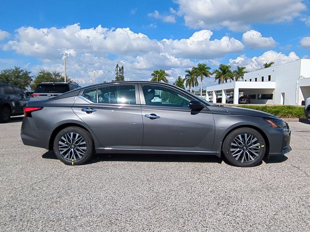 2025 Nissan Altima SV photo 4
