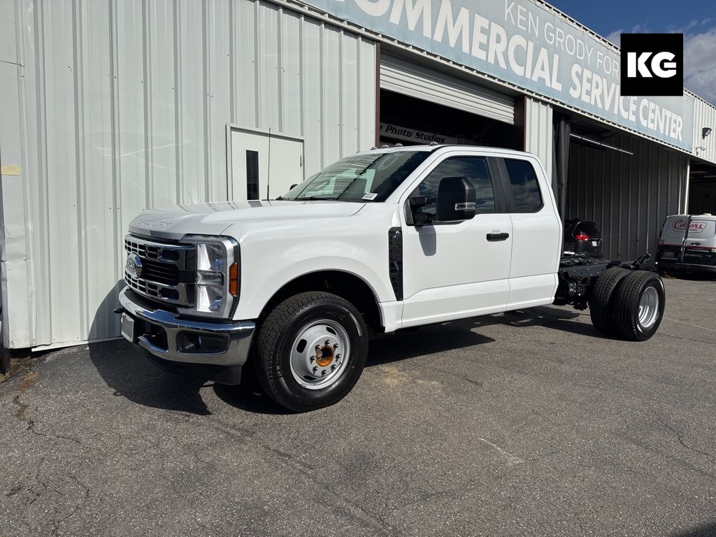 2026 Ford F-350 Super Duty Chassis Cab XL's photo