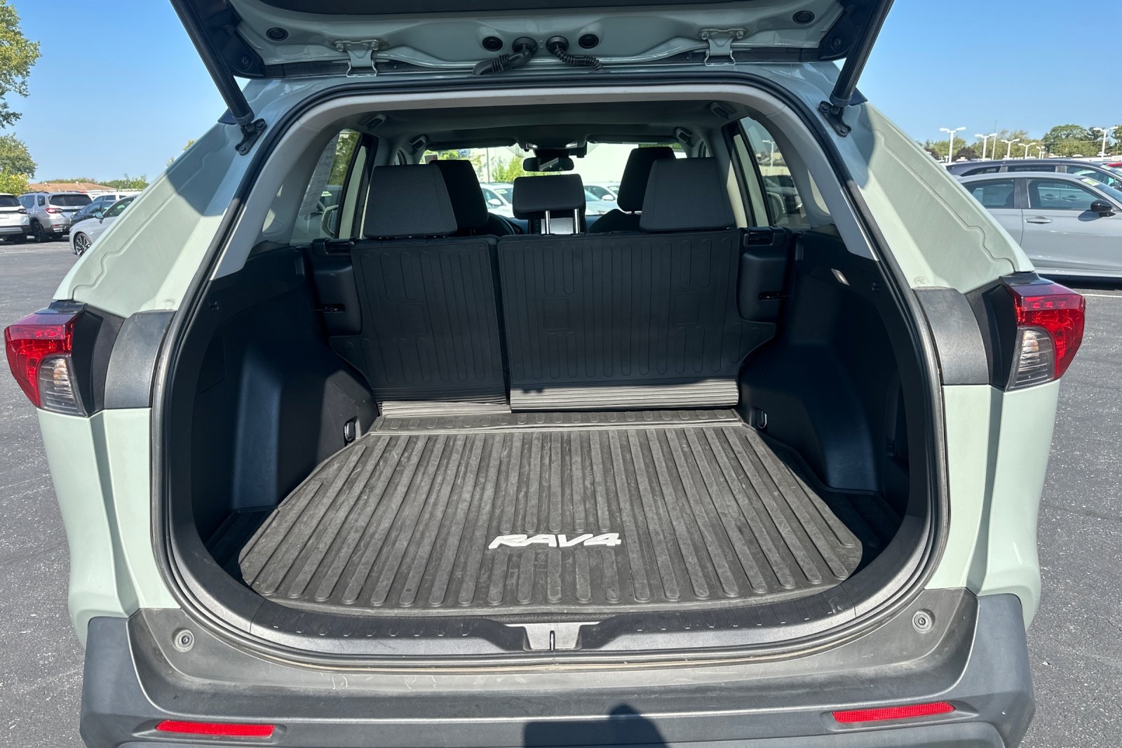 2022 Toyota RAV4 Hybrid XLE photo 14