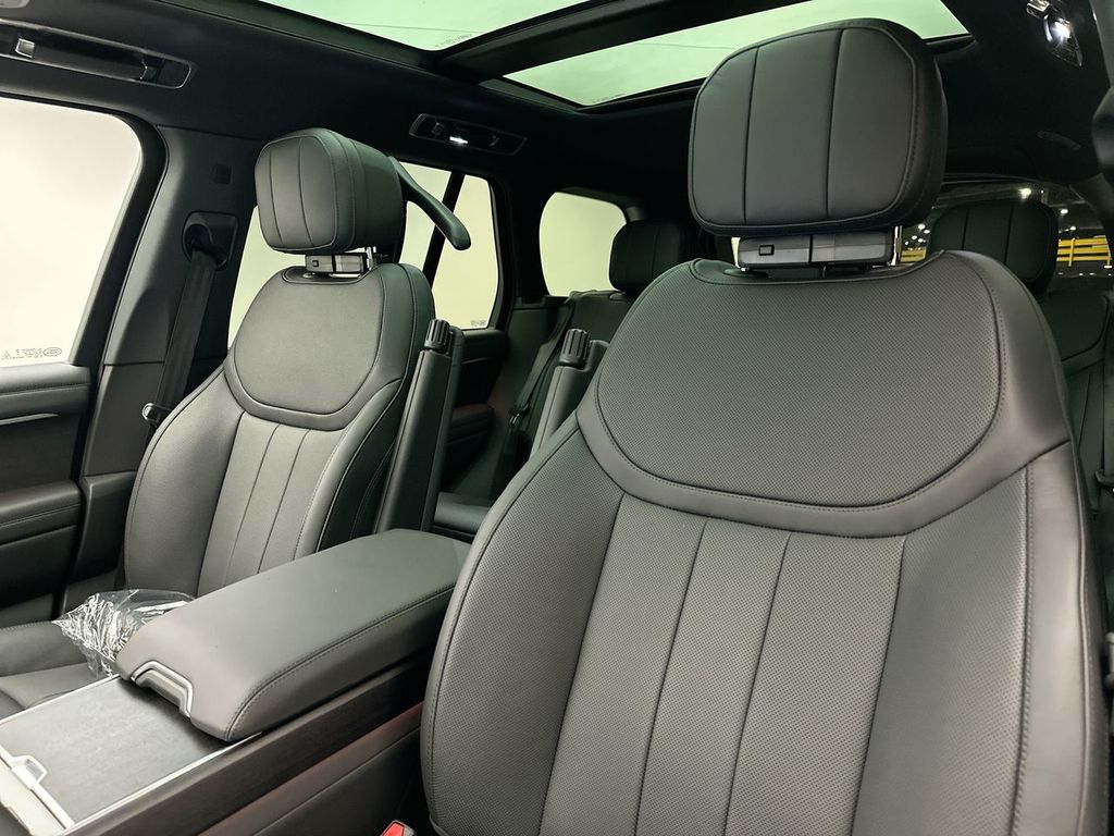 2025 Land Rover Range Rover SE photo 8