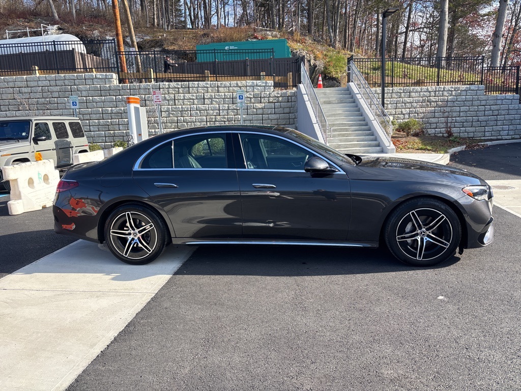 2025 Mercedes Benz E 350 4MATIC photo 4