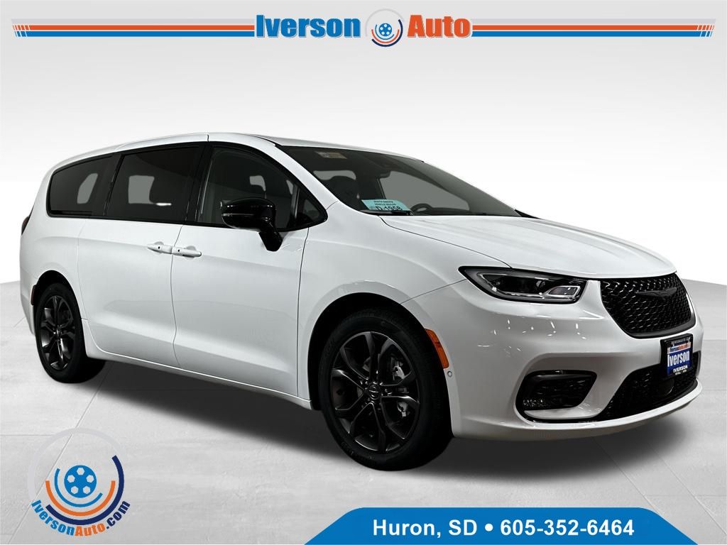 2026 Chrysler Pacifica Select's photo