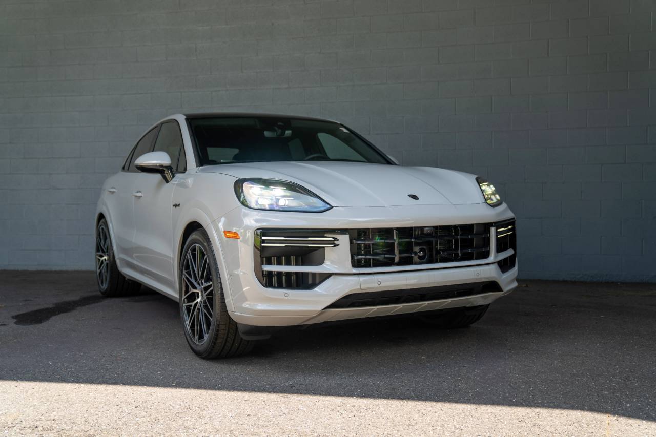 2025 Porsche Cayenne Turbo E-Hybrid Coupe photo 15