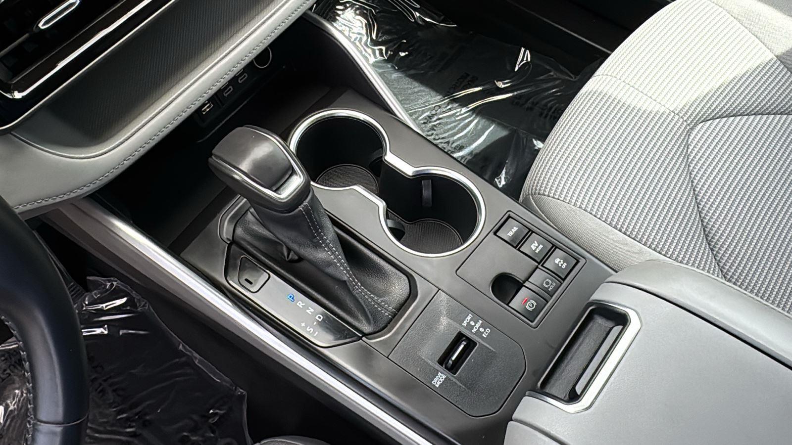 2023 Toyota Highlander Hybrid LE photo 21
