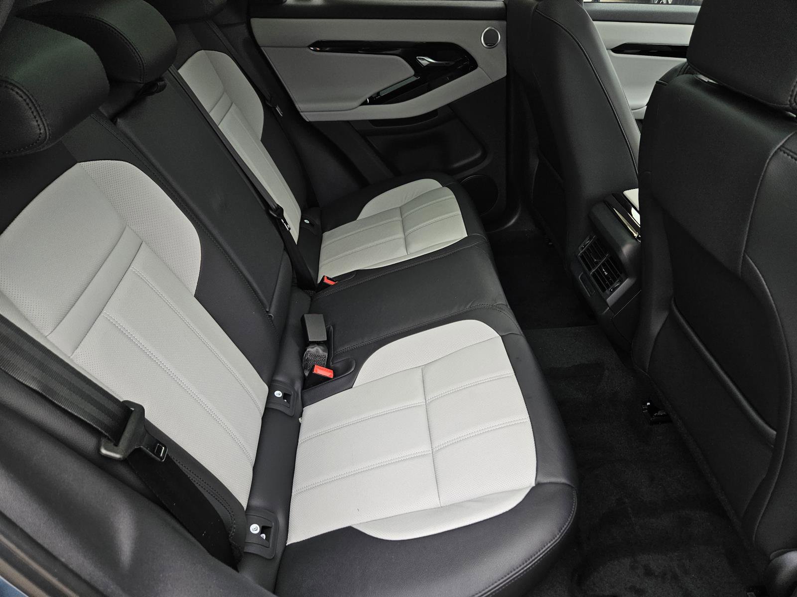 2026 Land Rover Range Rover Evoque Dynamic SE photo 38