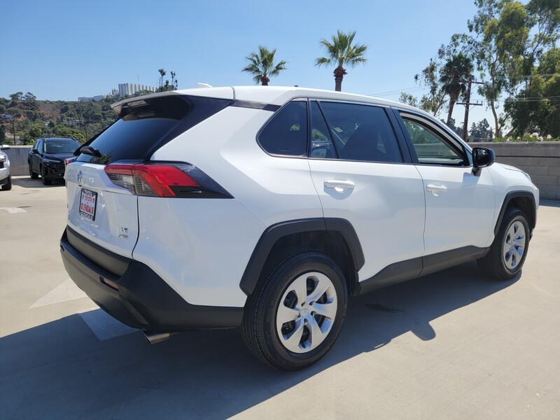 2023 Toyota RAV4 LE photo 2