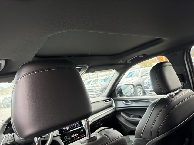 2025 Jeep Grand Cherokee Altitude photo 3