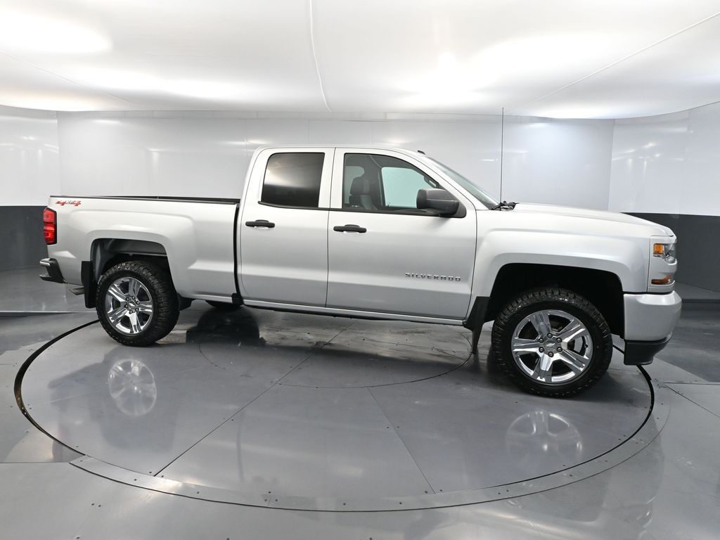 2018 Chevrolet Silverado 1500 Custom photo 3