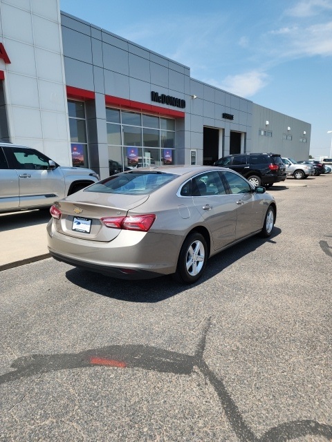 2022 Chevrolet Malibu 1LT photo 2