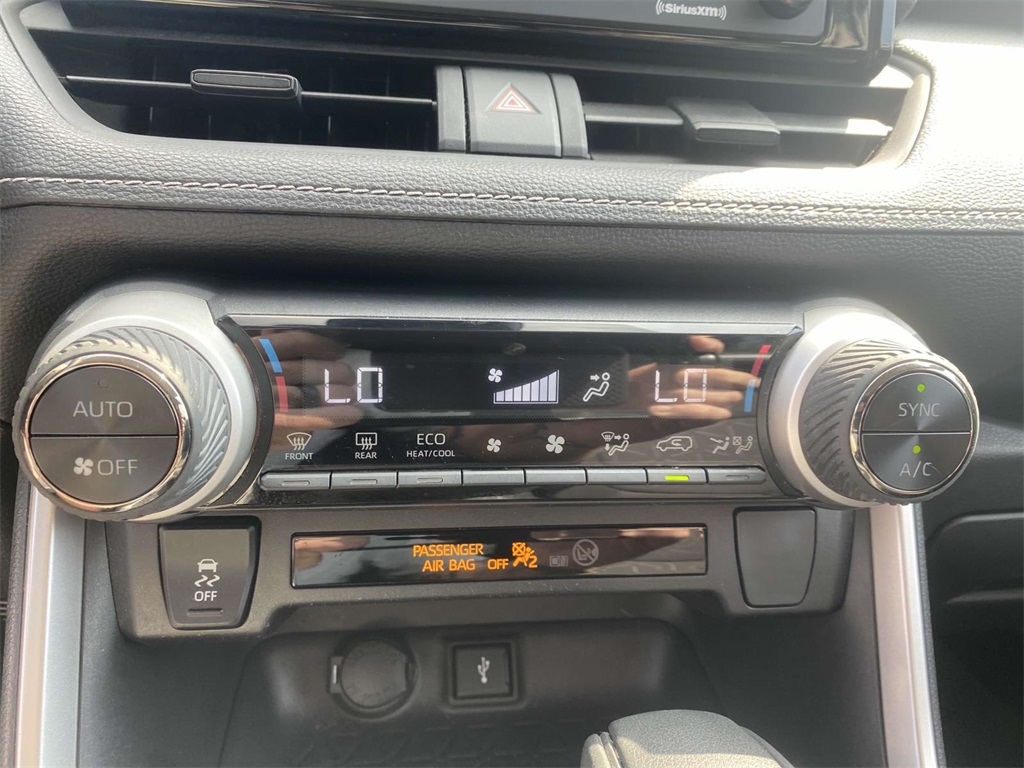 2021 Toyota RAV4 Hybrid XLE photo 17