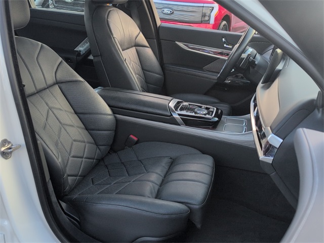 Used 2023 Alpine White BMW 760i xDrive image 19