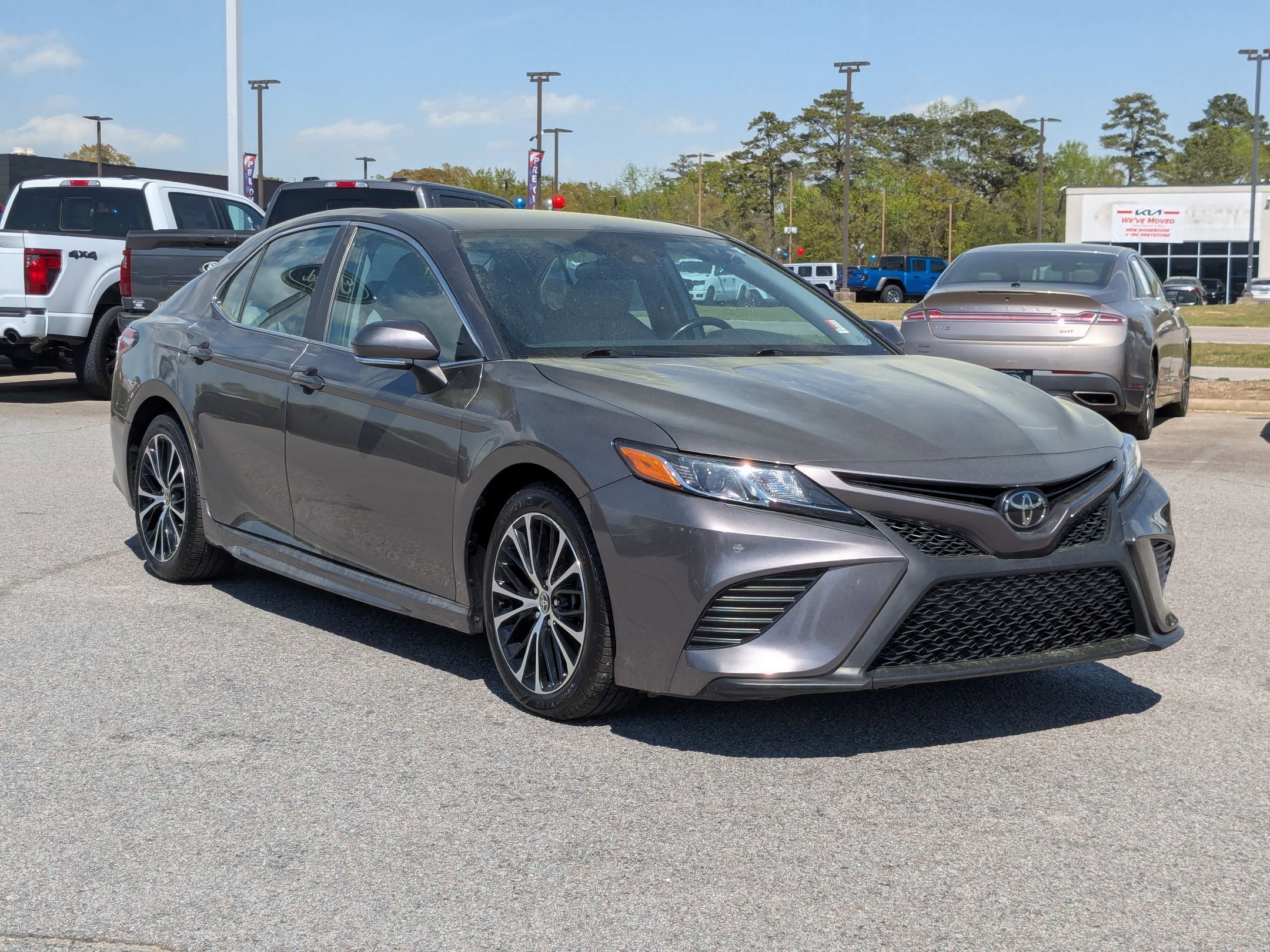 2020 Toyota Camry SE photo 3