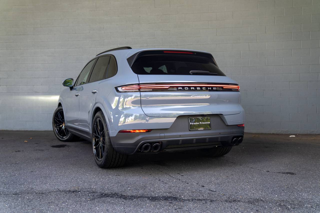 2025 Porsche Cayenne S photo 3