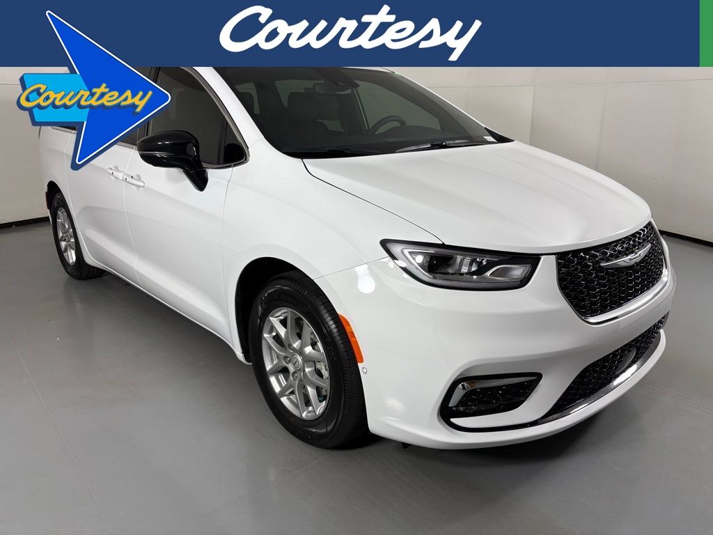 2026 Chrysler Pacifica Select's photo