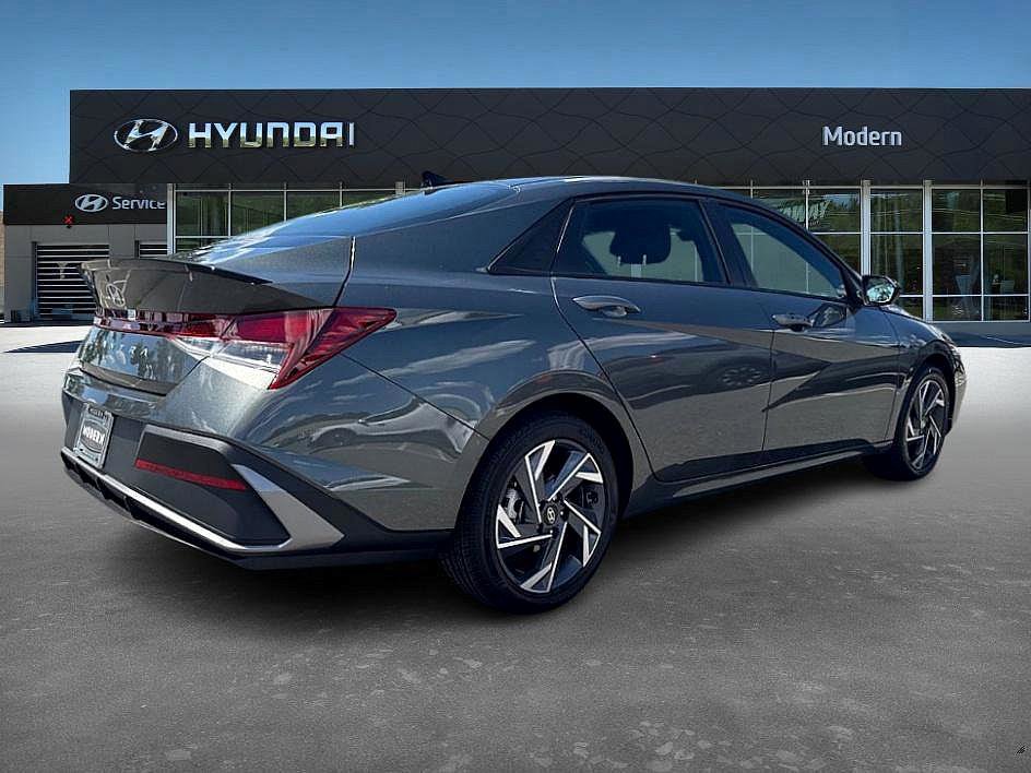 2025 Hyundai Elantra SEL Sport photo 3