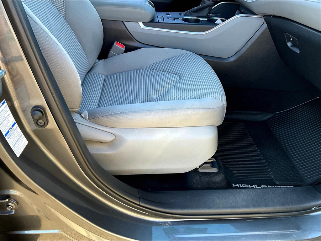 2020 Toyota Highlander Hybrid LE photo 38