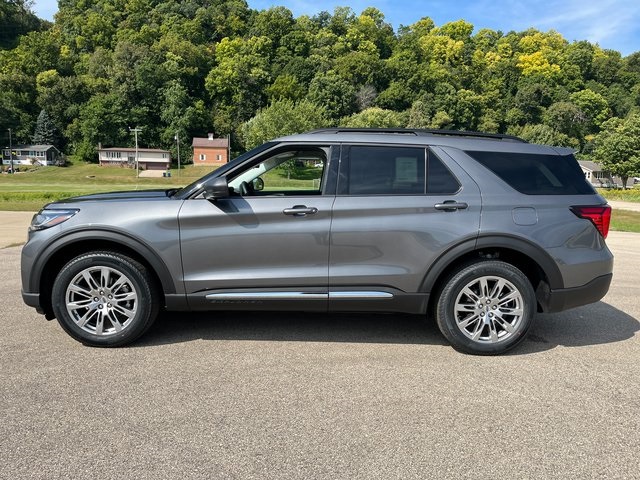 2025 Ford Explorer photo 8