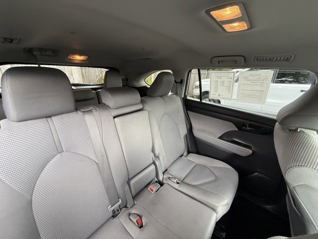 2022 Toyota Highlander LE photo 9