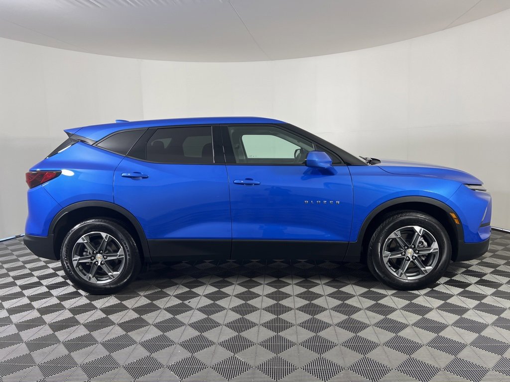 2025 Chevrolet Blazer 2LT photo 2