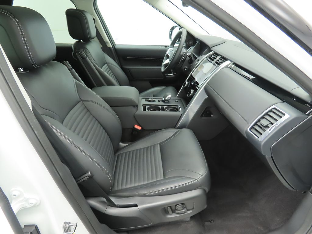 2024 Land Rover Discovery P300 S photo 17